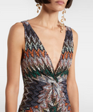 Sleeveless dress with Tie Neckline